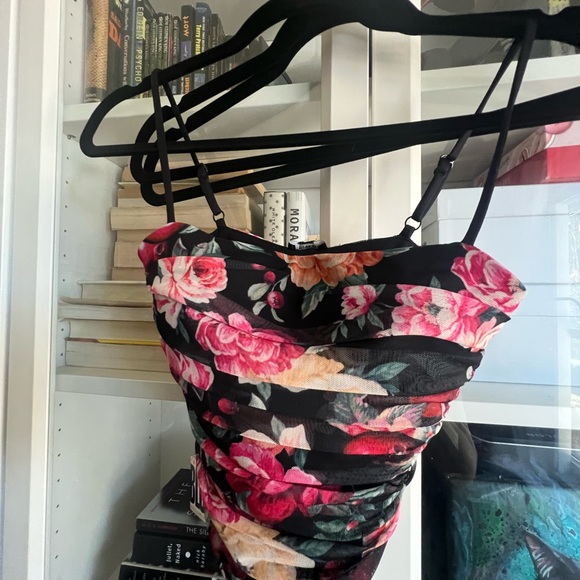 Express body contour top - Picture 2 of 6